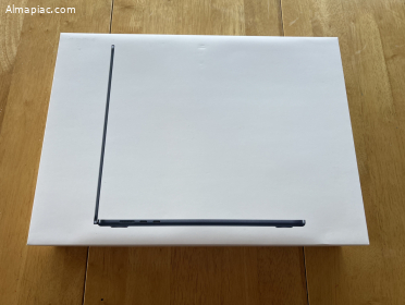 MacBook Air 15" M3 chip 8C CPU / 10C GPU / 16GB RAM / 256 GB / MAGYAR